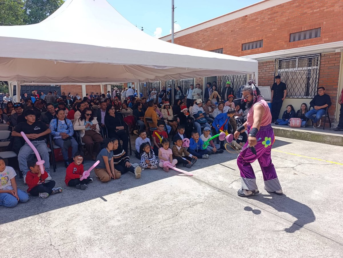 quintanilla_ale's tweet photo. Seguimos construyendo momentos de unión, esperanza y solidaridad para todas y todos. ❤️
#JotaLloretPrefecto #AzuayPrefectura #CaravanaNavideña #SUOGPA #NavidadConEsperanza #AzuaySolidario #TransformamosVidas https://t.co/vzKpn7yb2G