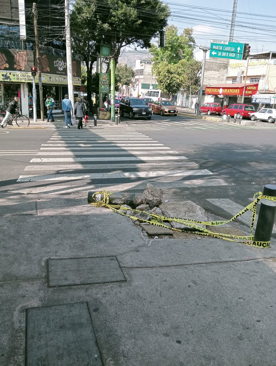 mayra_lma's tweet photo. @TuAlcaldiaGAM @SOBSECDMX 
Buen día! Ojalá pudieran arreglar este poste de contención, ya lleva 2 semanas o más asi y esta justo en el paso personal. Está ubicado en Av Eduardo Molina esquina con oriente 157, afuera de interceptor oriente - lumbrera 8 https://t.co/TEA88Js85U