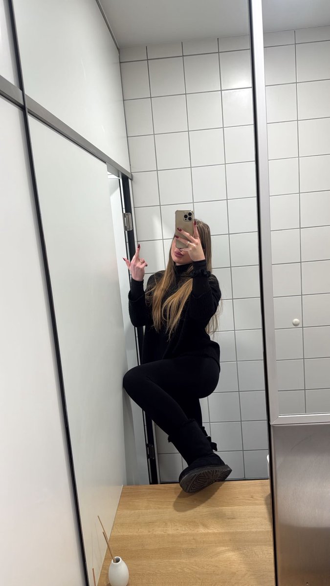 Ich steh höher als du.
Auf der Bank. 🏦 
Im Leben. 🌍 
Auf deinem Konto 💵 

Schwarz steht mir.
Zahlen steht dir 💸😈

#findom #paypig