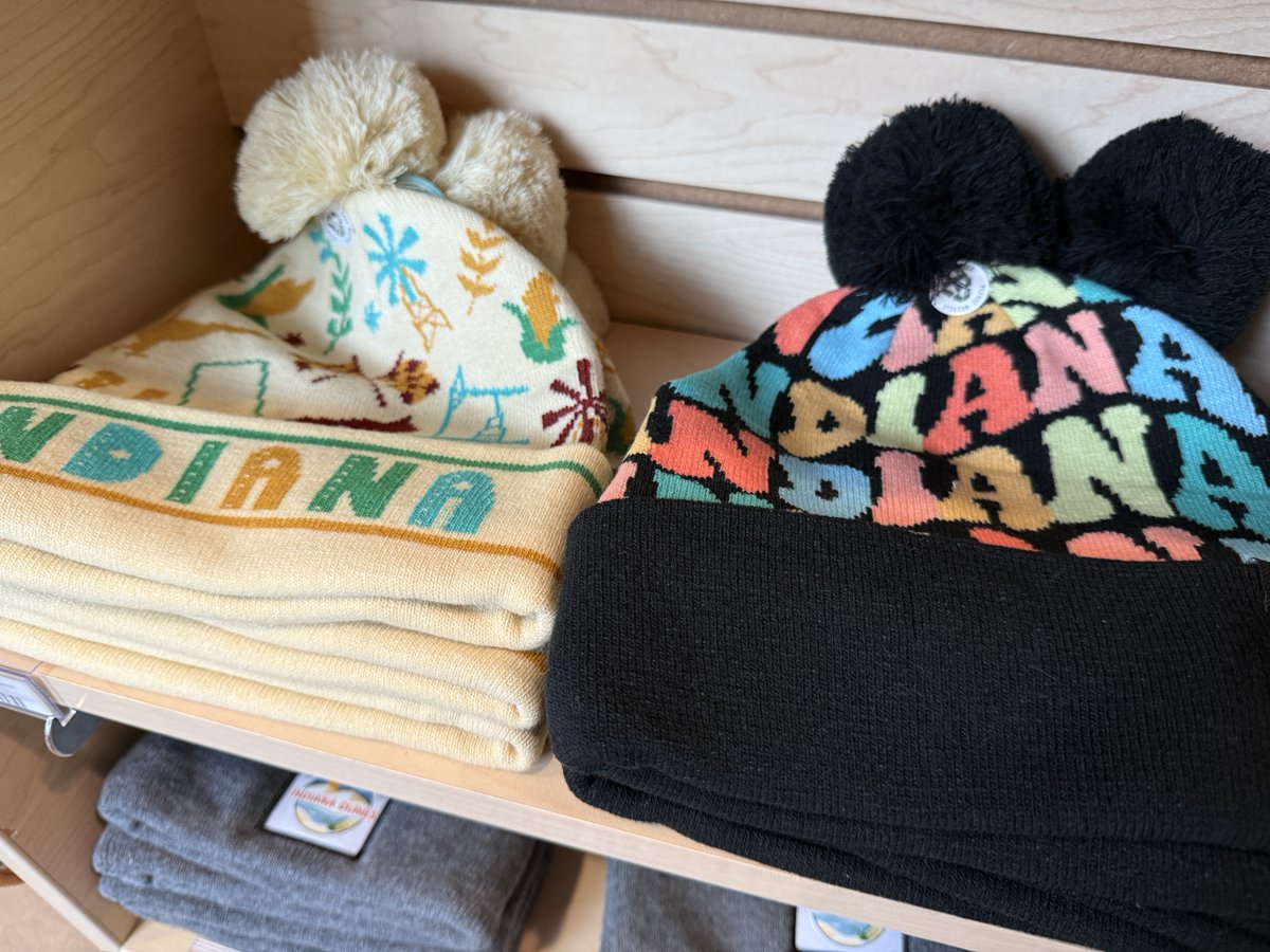 Still looking for a gift for the Dunes-lover in your life? The Indiana Dunes Visitor Center's gift shop has a wide selection of Indiana Dunes merchandise and local artisan items to choose from!

indianadunes.com/listing/beache…