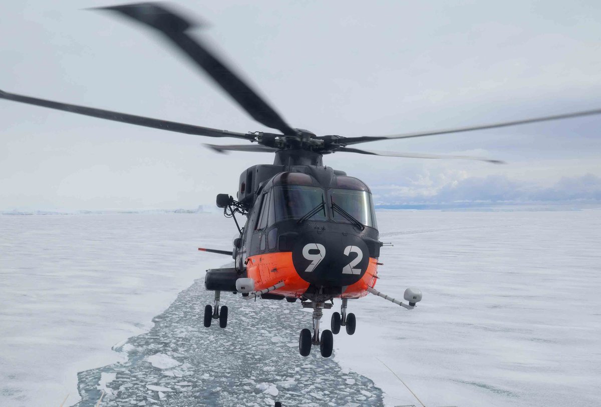 南極で初フライト。12月23日、観測船しらせのヘリコプターが試験飛行と氷上偵察をしました。昭和基地はもうすぐそこ！　#南極 #観測船 #しらせ #Antarctic