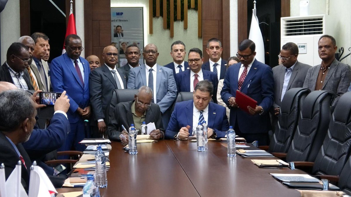 FATIHYILDIZ_MFA's tweet photo. سجّلنا أُخوّة تركيا–السودان رسميًا في ميناءين كبيرين لدينا.

فقد أصبح ميناء بورتسودان وميناء مرسين ميناءان توأمان، وذلك بموجب مذكرة تفاهم وقّعاها اليوم.

وبذلك نفتح الطريق أمام تعزيز التعاون وزيادة التجارة البحرية بين الميناءين. https://t.co/X0Wcolvy4c
