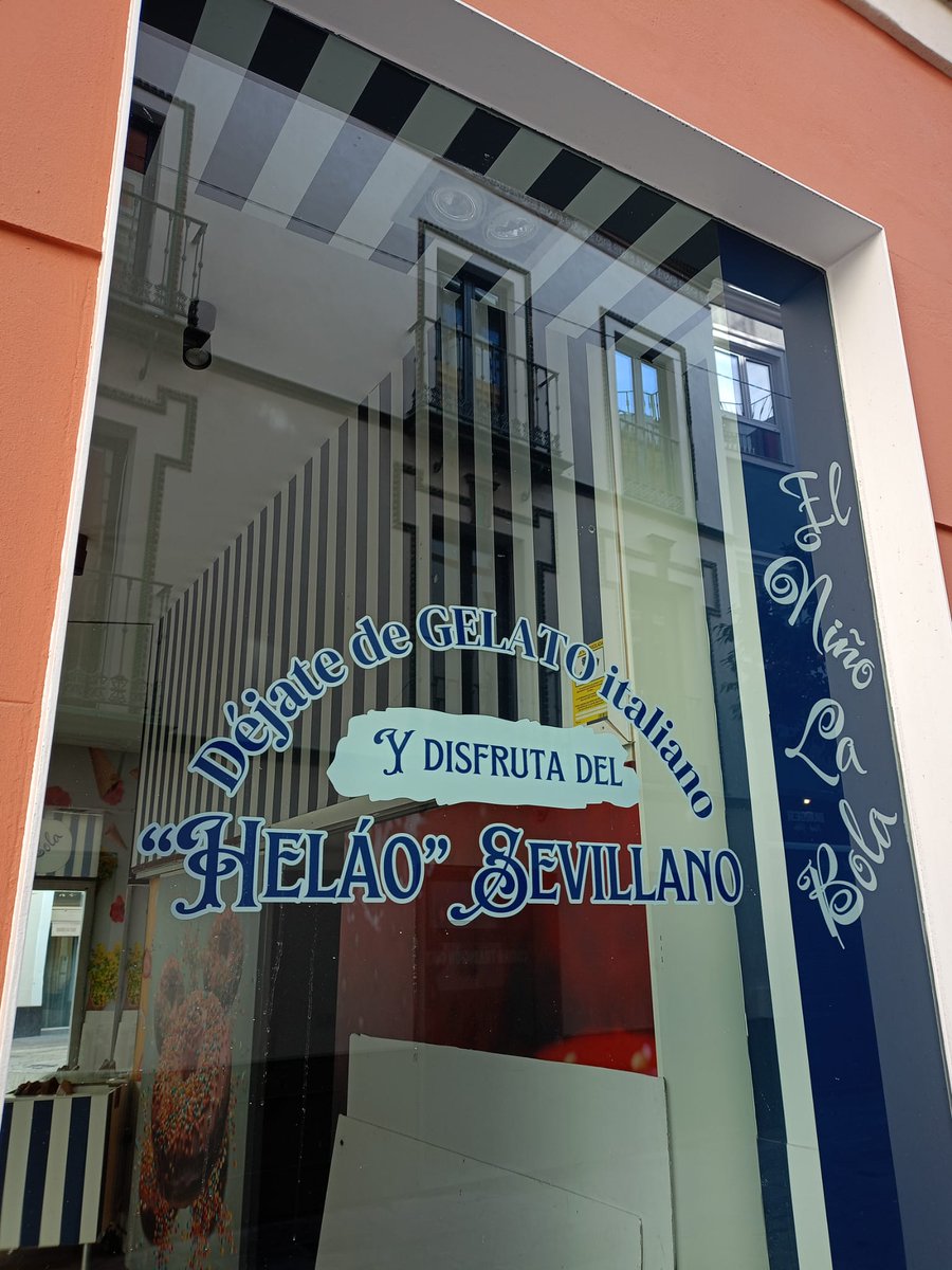 Ante la invasión de las heladerías "italianas", algunos en el centro de #Sevilla reclaman la identidad de la ciudad con gracia: "Déjate de Gelato italiano y disfruta del Heláo sevillano".

Hay veces en las que hay que tomarse la #gentrificación con humor...