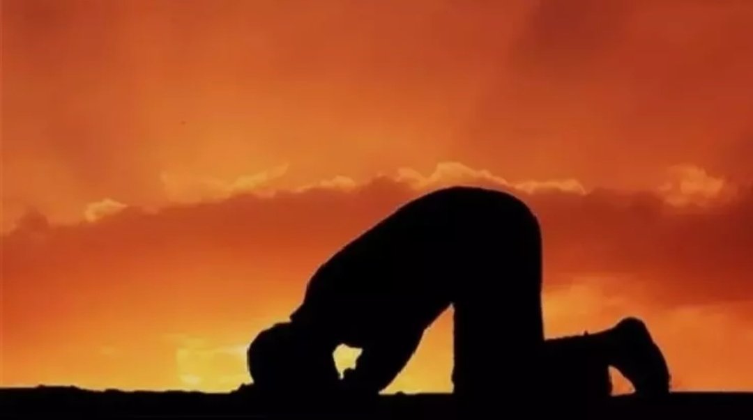 Âraf Suresi 12. Ayet ; 

"Ben sana emretmişken seni secde etmekten alıkoyan nedir?"

Ve namaz şu 3 kişiye farz değil; 

❗️Uyuyandan uyanıncaya kadar, 

❗️Akıl hastalığına duçar olandan,

❗️Çocuktan bulûğ (ergenlik) çağına gelinceye kadar.

❗️Kâfir olandan .

Sen bunlardan