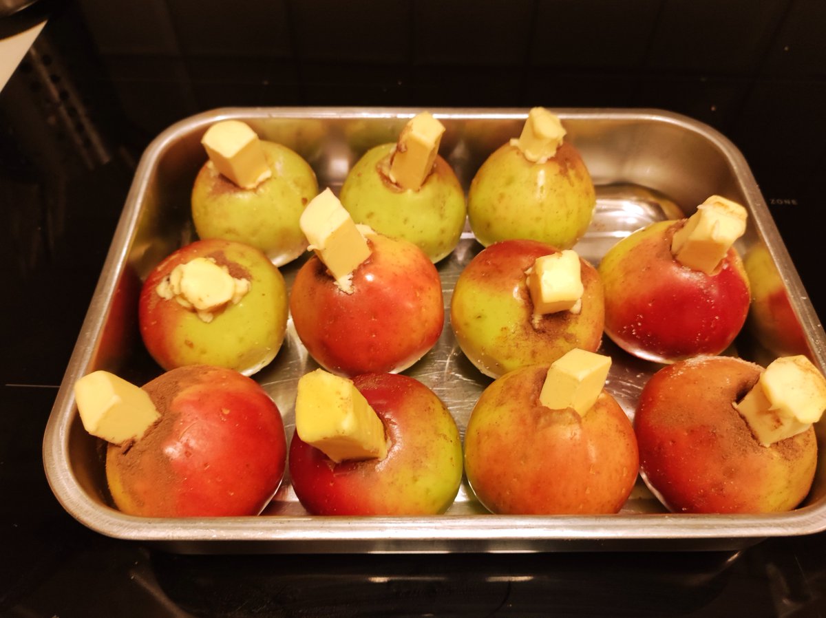 KinoshiroSayaka's tweet photo. まるごと焼きリンゴ🍎

明日のクリスマスイブ用のデザートをちょっと味見しているだけです…

#シナモン #焼きリンゴ#バター#クリスマス#デザート#ベイクドアップル https://t.co/2bgSIEzB3B