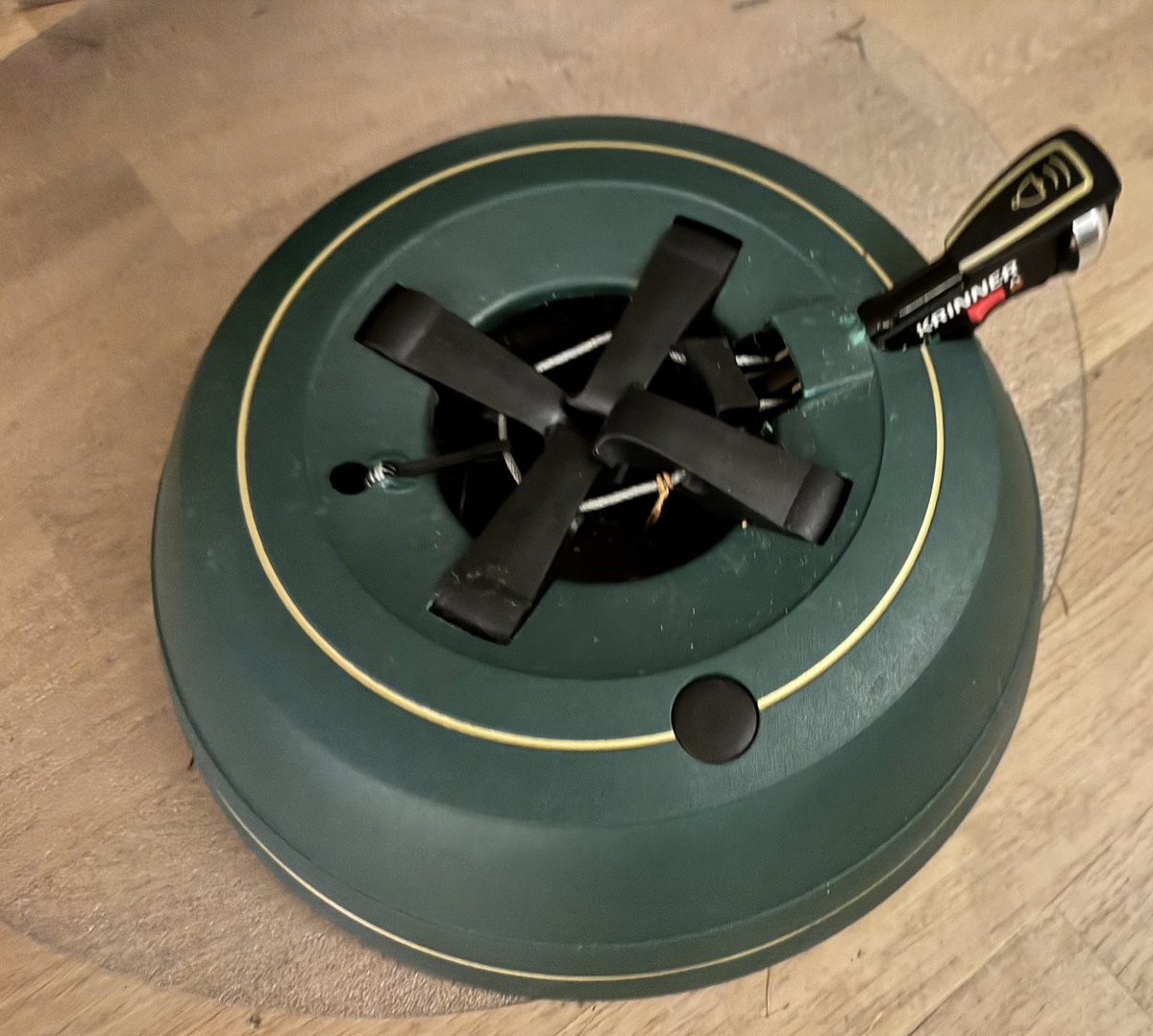 birgitj's tweet image. Treten bis es klingelt 👀 … habt ihr vielleicht nen Tipp, wo es morgen früh noch einen Christbaumständer gibt 👀🎄