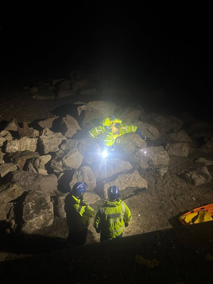 🤕 Stretcher Practice 🤕 We have recently been experiencing an unusual lull in our call outs. Being one of the busiest teams, this is something we are not used to, so as well as filling our time making Christmas Videos, we have also upped our practice  facebook.com/11848323770177…