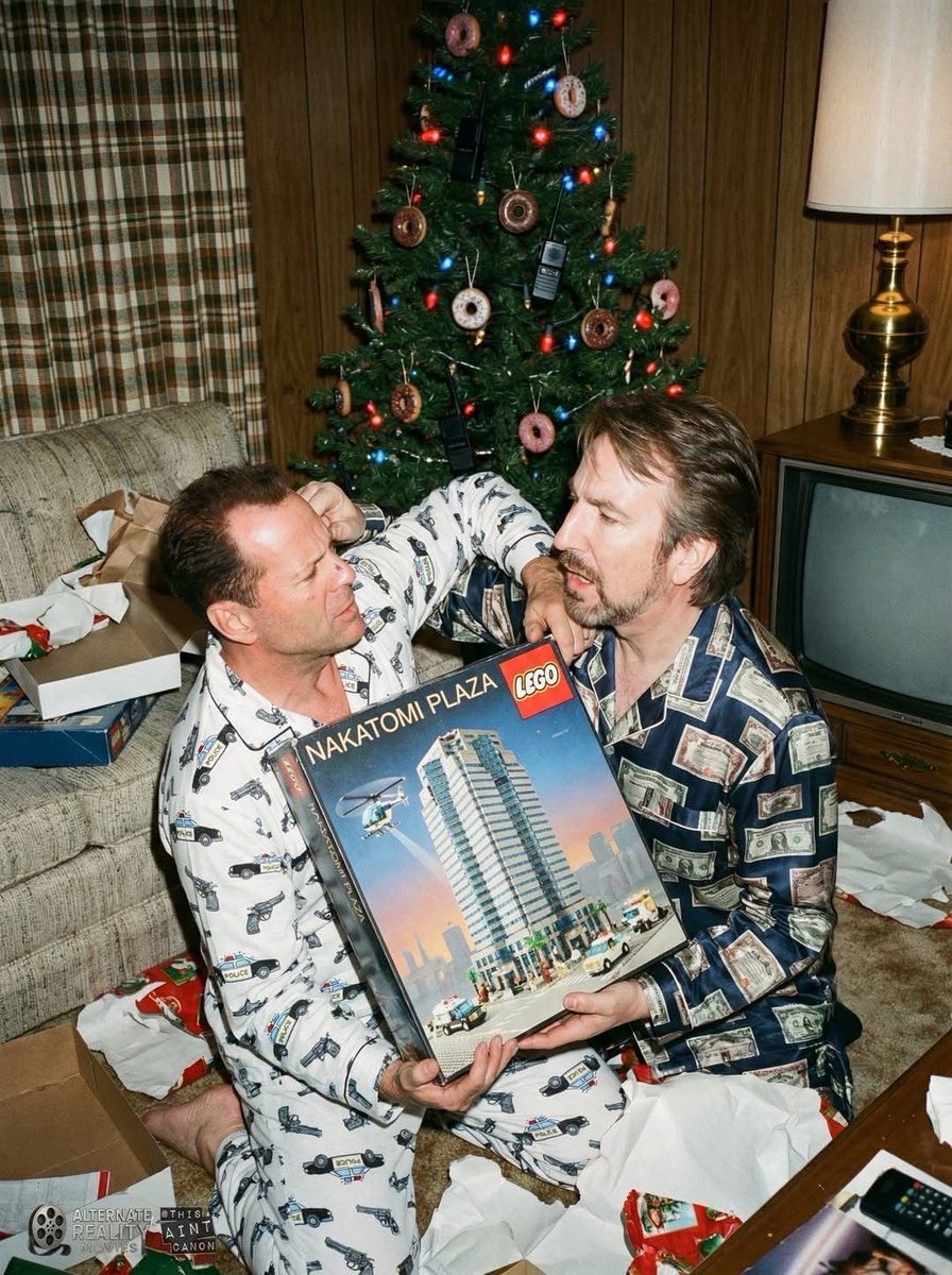 Pojat vähän kinastelee lahjasta.

 (Joo, AI, mutta antaa mennä, onhan nyt sentään joulu..)