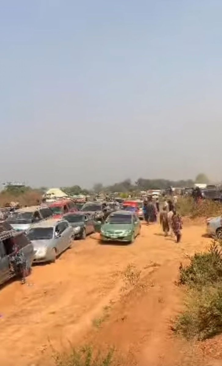 DaisiOmokungbe's tweet image. Nigerians are so special! These people, call them to join efforts aimed at fixing our country, they may refuse to come out. Politicians keep enjoying our civic docility. Tell me why citizens should go through this kind of suffering on a road that connects the nation’s capital?