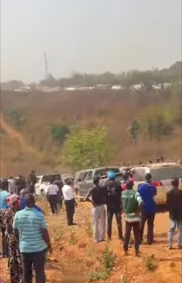 DaisiOmokungbe's tweet image. Nigerians are so special! These people, call them to join efforts aimed at fixing our country, they may refuse to come out. Politicians keep enjoying our civic docility. Tell me why citizens should go through this kind of suffering on a road that connects the nation’s capital?