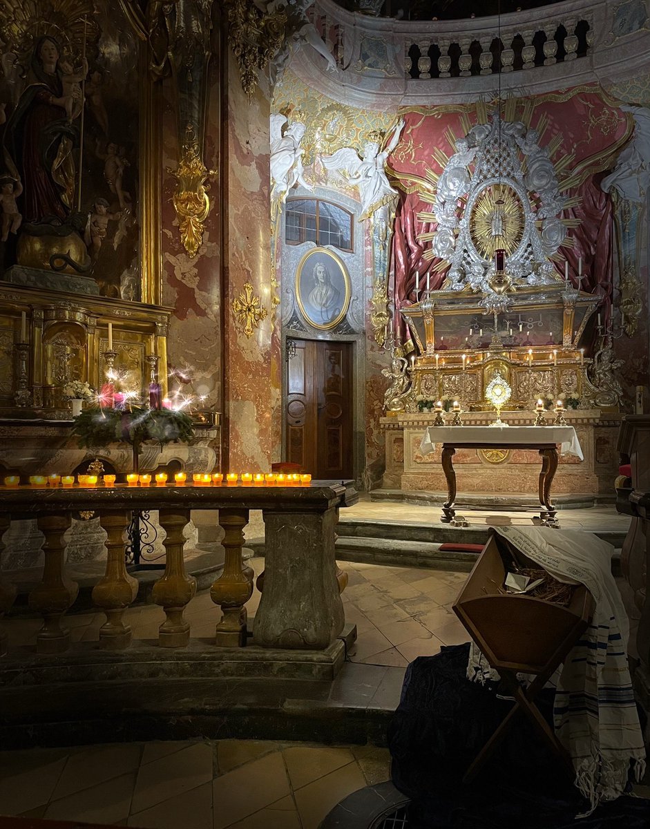 Żłóbek jeszcze pusty tej nocy.
Ostatnie chwile oczekiwania na Światłość świata.

Ecce Dominus veniet
et omnes sancti eius cum eo
et erit in die illa 
Lux magna, Alleluja. 

#Adwent