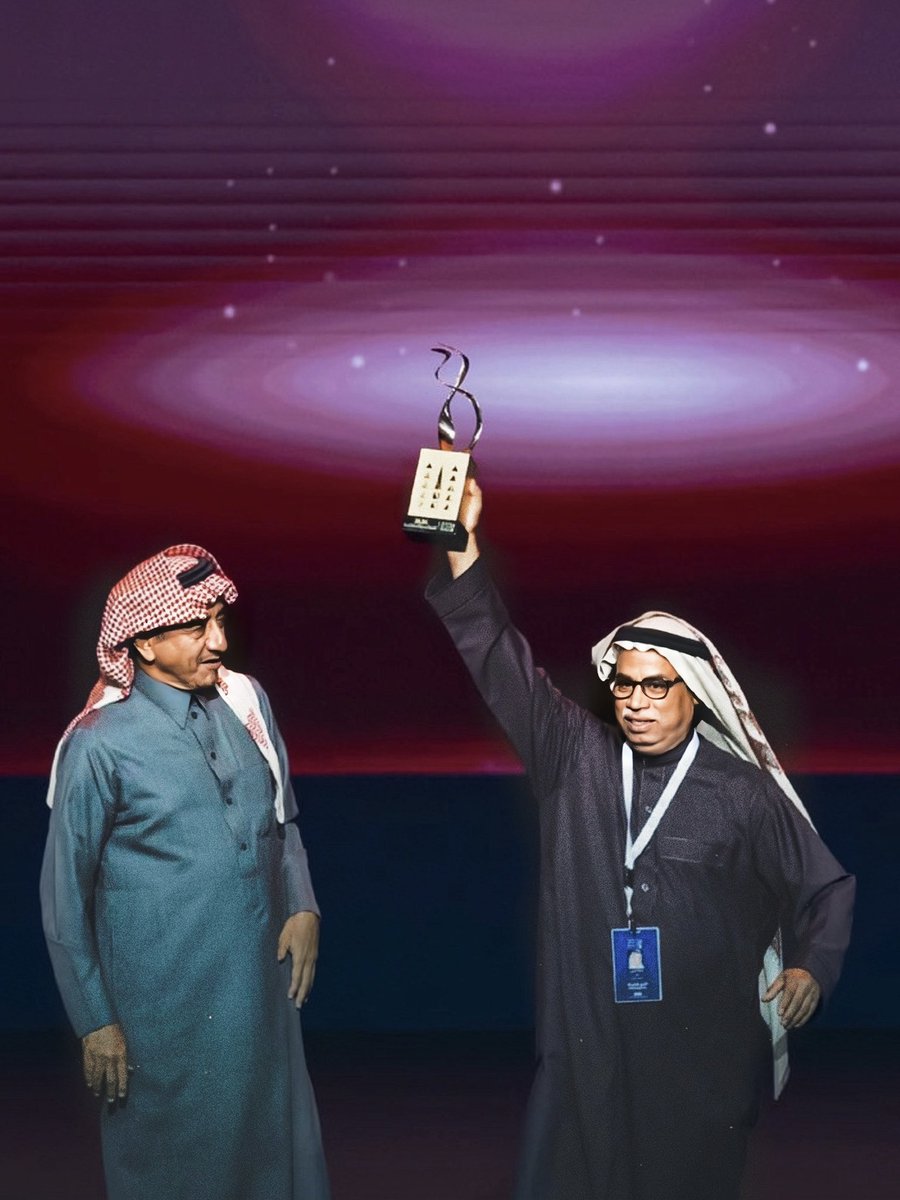 صورة تجمع الفنان ناصر القصبي مع 
الفائزين بجائزة أفضل ممثل/ممثلة
في #مهرجان_الرياض_للمسرح 🤎
<a href="/algassabinasser/">ناصر القصبي</a> - #ناصر_القصبي