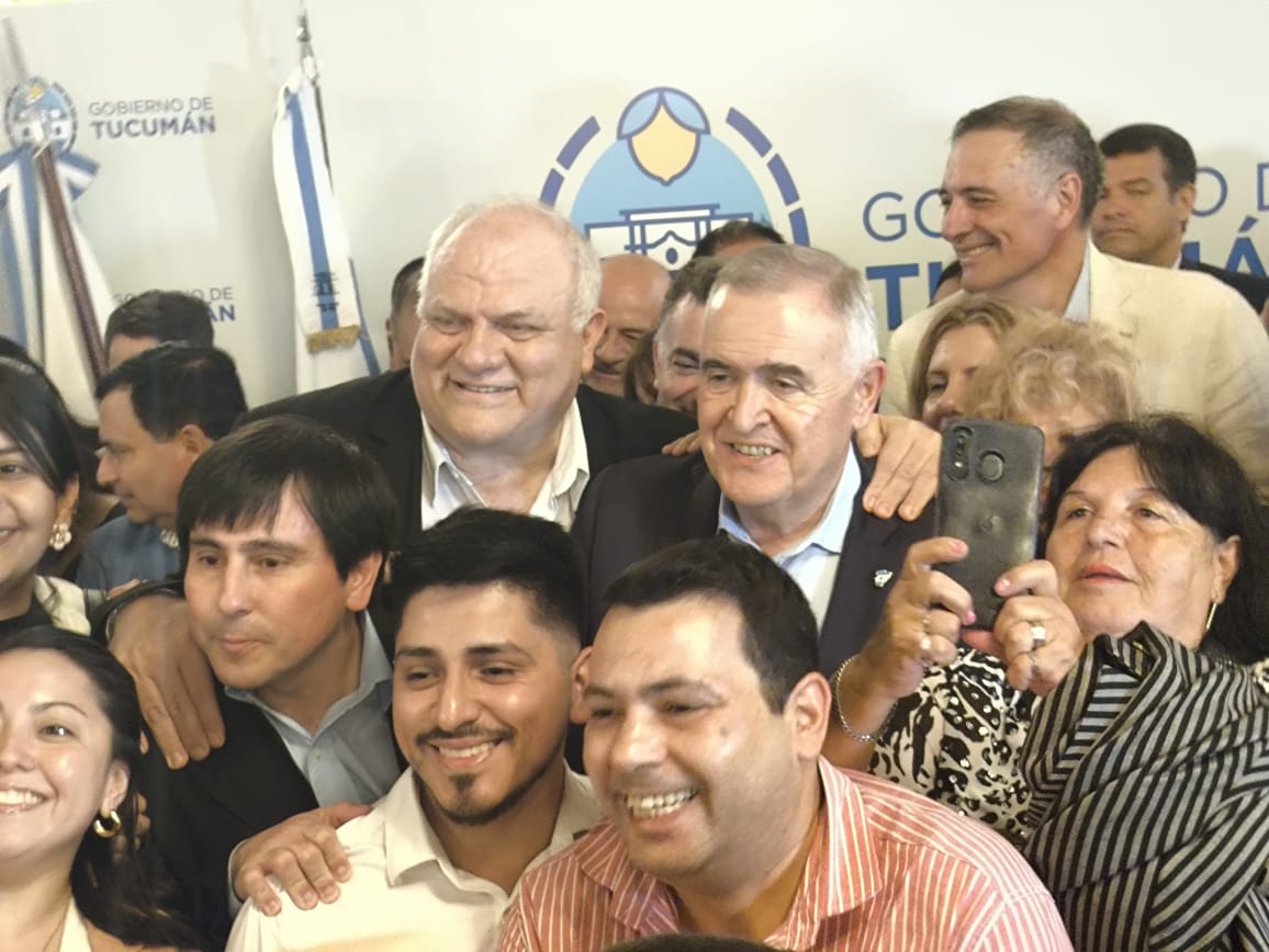 FEDEMASSOTUC's tweet photo. 🔹️Me acompañaron en el tradicional brindis en Casa de Gobierno, el Legislador por Libres del Sur Ernesto Gómez y el Concejal por Libres del Sur  Gastón Gómez, la Secretaria de Articulación Territorial Josefina Zarate, la Secretaria de la Mujer Noelia Barros. https://t.co/Bb106jWP2H