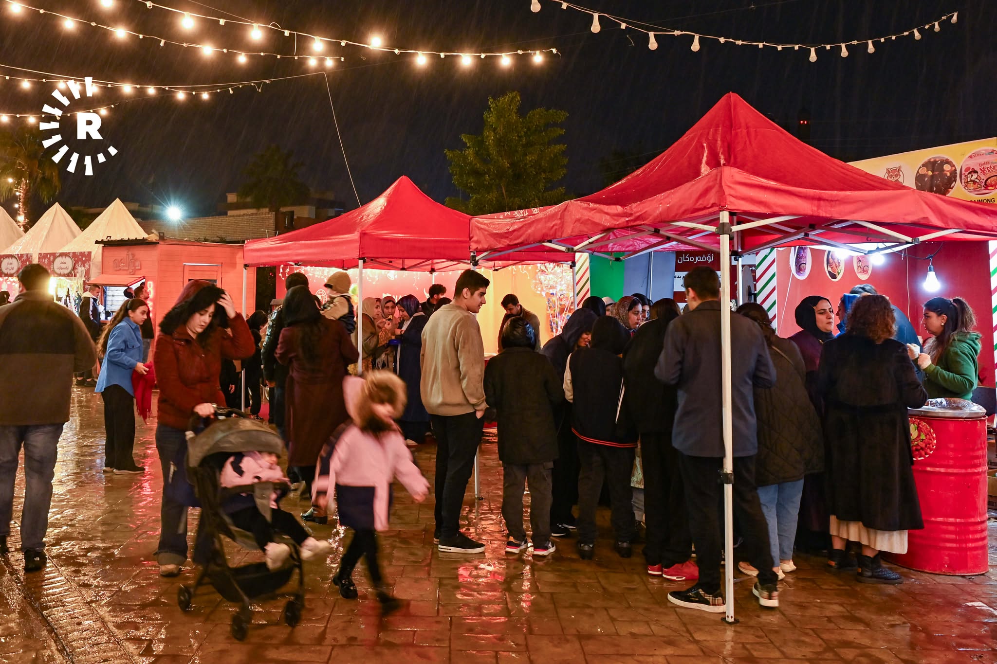 هطول أمطار خلال مشاركة المواطنين في مهرجان "رأس السنة" بمتنزه البيشمركة في أربيل. تصوير بلند طاهر - رووداو 
