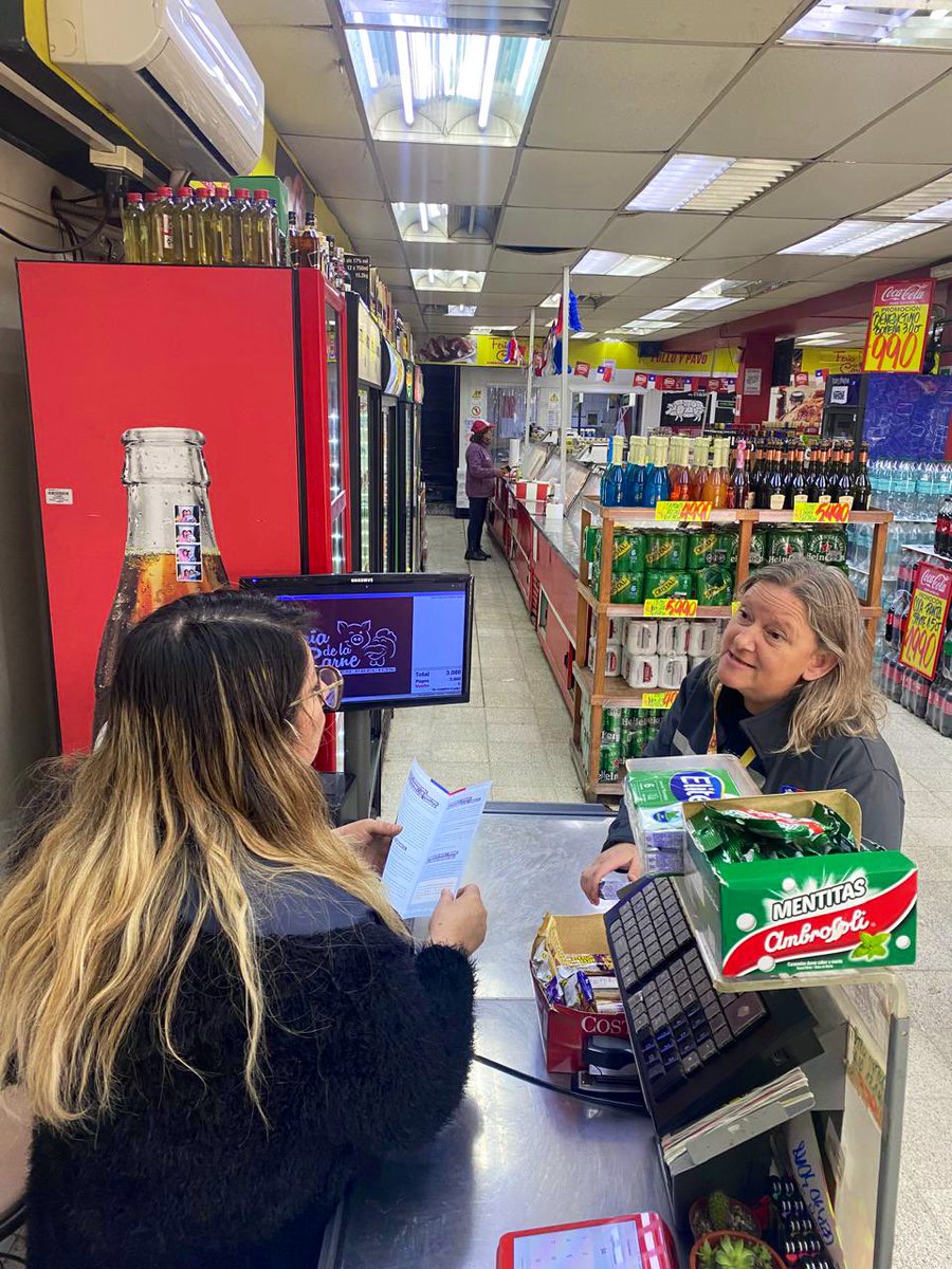 drtloslagos's tweet photo. 🎄En #Castro equipo de #IPTCastro realiza difusión sobre Feriado del Comercio en fiestas de fin de año. Recuerda que el 25/12 y el 1/1 son feriados irrenunciables para trabajadores/as del comercio 🙌🏻 https://t.co/LlKLmnTb21