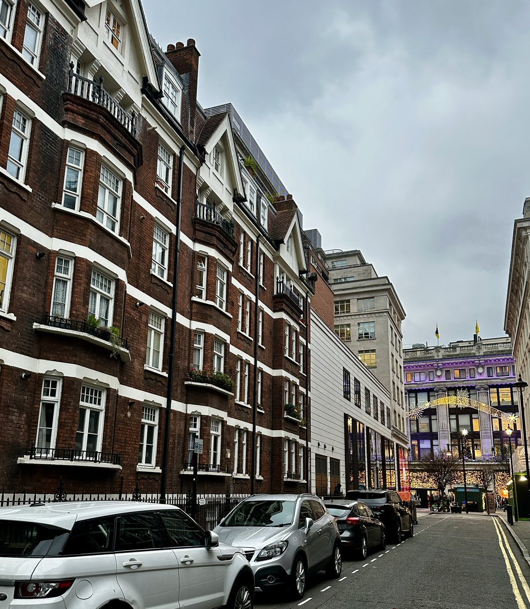 RobiMangia's tweet image. Afternoon jaunt in #Mayfair 🎩 Ended up at the new @MO_HOTELS Grosvenor Square for happy hour 😄