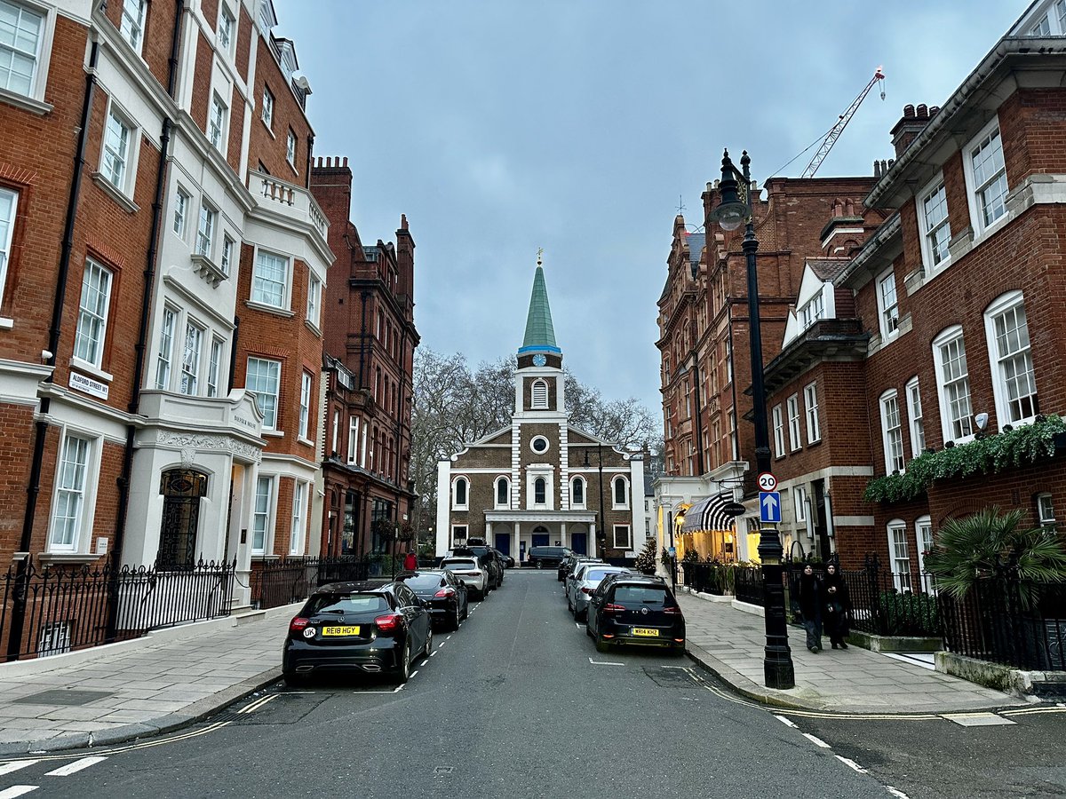 RobiMangia's tweet image. Afternoon jaunt in #Mayfair 🎩 Ended up at the new @MO_HOTELS Grosvenor Square for happy hour 😄