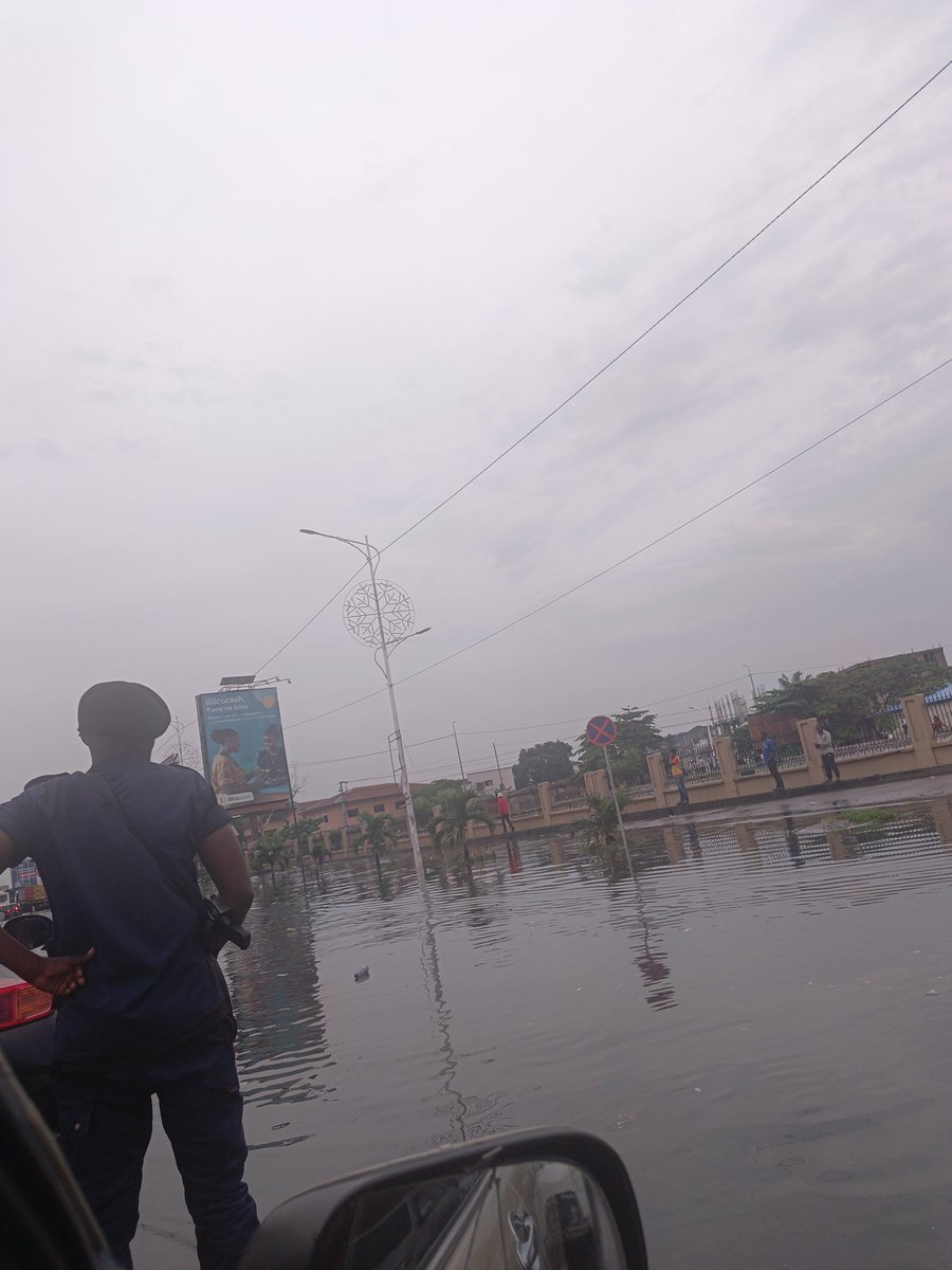 DmBoki's tweet photo. @daniel_bumba_01 Ne vous limitez pas à la démolition de constructions ; réhabilitez plutôt le système d'évacuation hérité de l'époque coloniale en l'adaptant aux réalités démographiques actuelles. https://t.co/1E0KWxpH96