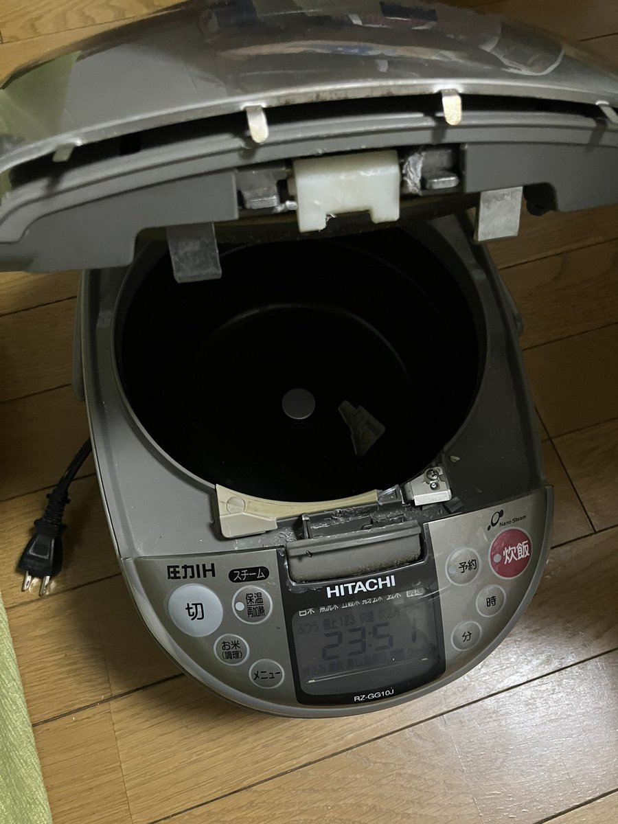 昨夜遅番の仕事を終えて📱を見たら娘からのLINEが

「炊飯器が開かなくてご飯が食べられない」

以前から開閉がしづらかったけど…
ついに迎えたこの日😇

ドライバーで少しずつ蓋をバラしながらなんとかこじ開け🍚を救出

17年頑張ってくれました
ありがとう