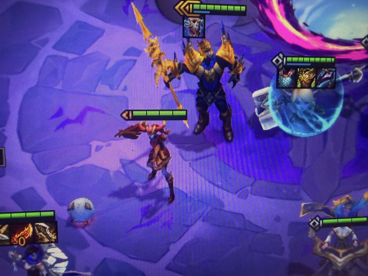 _chicken_wingss's tweet photo. Hey @RiotSupportFR je viens de me faire scam j’ai pas eu de shyvanna 2* https://t.co/PJ56ujphpa