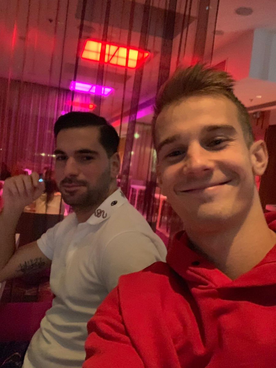 Cerny 14 yaşında ailesinden ve ülkesinden ayrılıp Hollanda'ya gidiyor, koruyucu aile ile yaşamaya başlıyor. 

Orada çok yalnız bir hayatı varken ve inanılmaz içine kapanıkken Türk birisi ile tanışıyor. Sonrasında onun evine gide gele o ailenin evladı gibi oluyor. 

İki kere