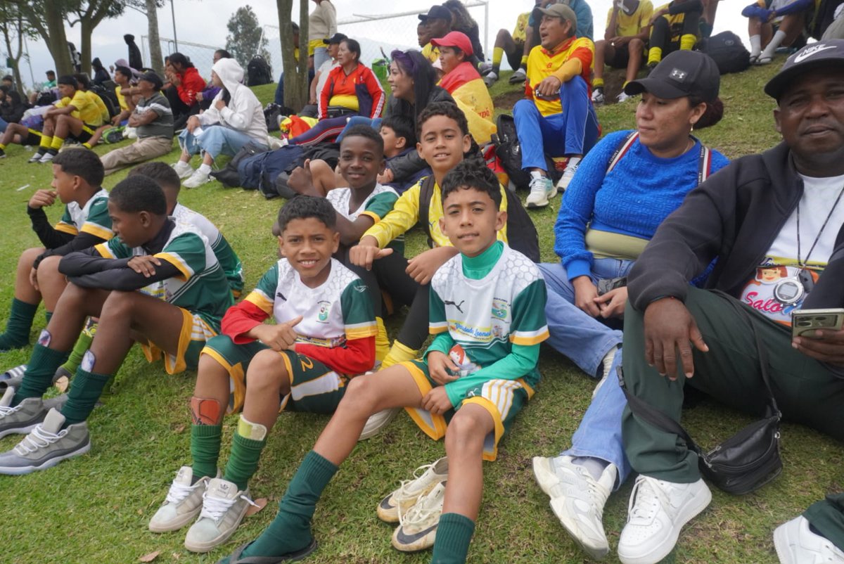 Aucas45's tweet photo. ⚽️ Con éxito se realizó el Torneo Nacional de Captación Copa Papá Aucas 🟡🔴

Cientos de niños,niñas y jóvenes de todo el país participaron en este gran evento en el Complejo de Puembo.😉 

Nos vemos en Guayaquil en la siguiente edición, gracias a todos.✌️

#SomosFormación 

🟡🔴 https://t.co/HCETxRZDV5