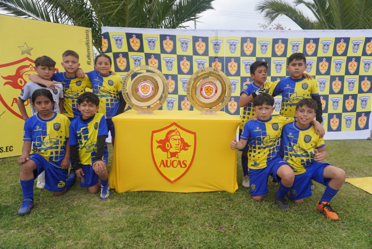 Aucas45's tweet photo. ⚽️ Con éxito se realizó el Torneo Nacional de Captación Copa Papá Aucas 🟡🔴

Cientos de niños,niñas y jóvenes de todo el país participaron en este gran evento en el Complejo de Puembo.😉 

Nos vemos en Guayaquil en la siguiente edición, gracias a todos.✌️

#SomosFormación 

🟡🔴 https://t.co/HCETxRZDV5