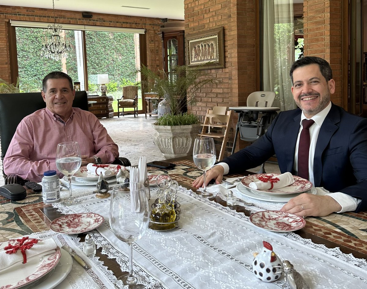 Cerrando este año con el presidente del Partido <a href="/Horacio_Cartes/">Horacio Cartes</a>, contemplando juntos el momento de salud que vive la ANR, cientos de miles de nuevas afiliaciones, capacitaciones y servicios sin distinción de colores.
El coloradismo es servicio, es paraguayidad.
🇵🇾💪