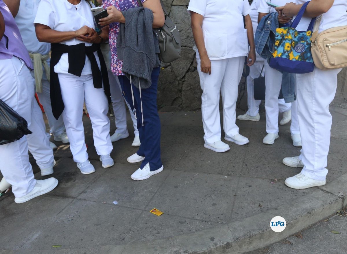 prensagrafica's tweet image. Decenas de trabajadores de salud del Hospital Rosales, el principal centro médico de El Salvador, han sido informados de la supresión de su puesto. De acuerdo con información de afectados, en el grupo cesado hay enfermeras, médicos y especialistas. A algunas personas les han…