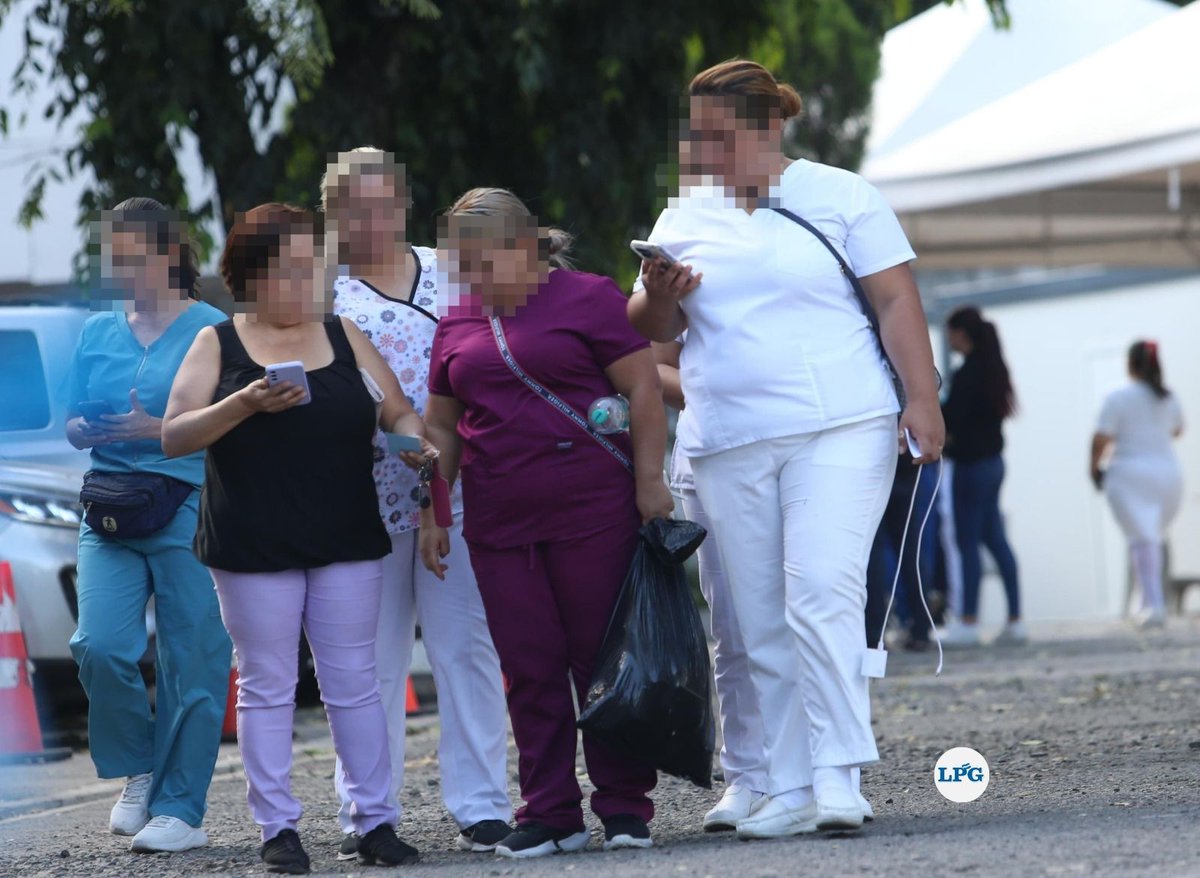 prensagrafica's tweet image. Decenas de trabajadores de salud del Hospital Rosales, el principal centro médico de El Salvador, han sido informados de la supresión de su puesto. De acuerdo con información de afectados, en el grupo cesado hay enfermeras, médicos y especialistas. A algunas personas les han…
