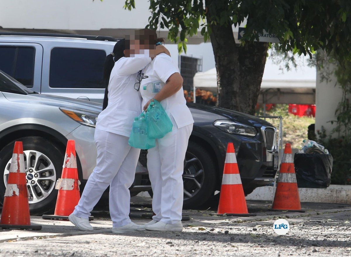 prensagrafica's tweet image. Decenas de trabajadores de salud del Hospital Rosales, el principal centro médico de El Salvador, han sido informados de la supresión de su puesto. De acuerdo con información de afectados, en el grupo cesado hay enfermeras, médicos y especialistas. A algunas personas les han…