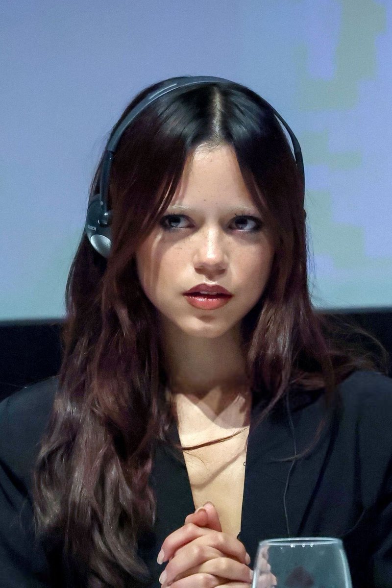 Jennadrought's tweet photo. santa please put a jenna ortega under the tree for me https://t.co/5udNaY1qls