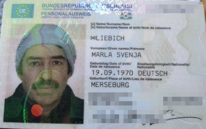 MarlaSvenjaL's tweet photo. Ich poste meinen Ausweis erneut, weil ich mich oft missverstanden fühle. Das ist kein Trolling, keine Provokation und kein „Spiel“. Ich bin Jüdin. ✡️

Der Tichel auf meinem Ausweis ist Ausdruck meiner religiösen Überzeugung. Wäre er kein anerkanntes religiöses Zeichen, hätte dieses Foto niemals genehmigt werden dürfen. Die Behörde hätte es schlicht nicht akzeptiert.

Genau deshalb ist dieses Ausweisfoto auch ein Fakt: Der Staat selbst erkennt hier meine Religionsausübung an. Das ist kein persönliches Statement, sondern ein rechtlicher Vorgang.

Art. 4 des Grundgesetzes schützt die individuelle Glaubens- und Religionsfreiheit als Grundrecht. Niemand hat das Recht, mir vorzuschreiben, wie ich meinen Glauben zu leben habe, oder von mir Beweise zu verlangen.

Ich trage den Tichel, weil ich mich mit meinem jüdischen Glauben verbunden fühle. Ich empfinde mich als verheiratet mit diesem Glauben. Diese Überzeugung ist persönlich und geht niemanden etwas an.

Ich bin eine Frau. Dass ich einen Bart habe, ändert daran nichts. Das ist bei uns familiär bedingt – Frauen in meiner Familie haben diese Bärte. 👩‍🦱

Frauen müssen nicht beschnitten sein. Die Beschneidung von Frauen ist kein jüdisches Ritual, sondern eine Praxis aus bestimmten Regionen Afrikas. Das hat nichts mit meinem Glauben und nichts mit mir zu tun.

Religiöse Identität ist individuell. Sie ist vielfältig. Und sie steht unter dem Schutz des Grundgesetzes.

#Religionsfreiheit #Artikel4GG #Judentum #Glaubensfreiheit #Selbstbestimmung #Identität #Grundrechte