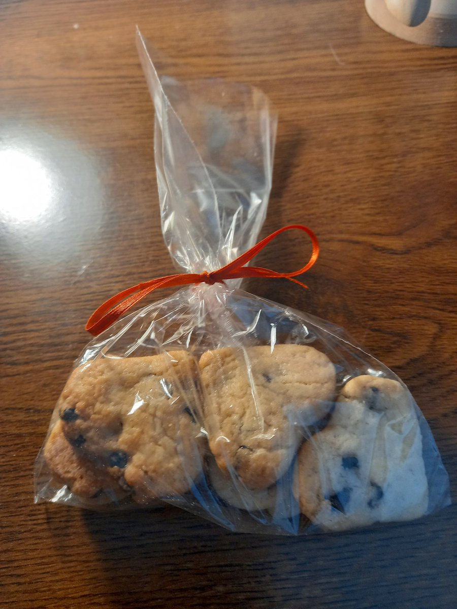 pomelohexagonal's tweet image. ME TOCARON TIMBRE, ABRÍ LA PUERTA Y ESTABA MI AMIGA QUE AMA NAVIDAD DISFRAZADA DE PAPA NOEL CANTANDO VILLANCICOS !!! ME REGALÓ GALLETITAS, ME BENDIJO Y SE FUE