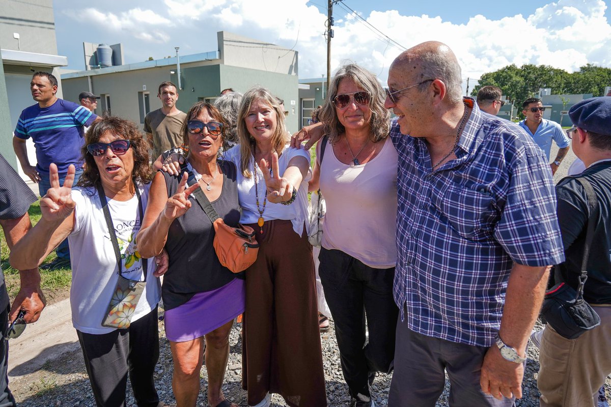 En #Ayacucho junto a <a href="/Kicillofok/">Axel Kicillof</a> compartimos una jornada de muchísima emoción. 

Entregamos viviendas en el barrio Papa Francisco a familias que hoy empiezan una nueva etapa 🏠💙

Cada casa es más que una llave: es arraigo, es tranquilidad, es futuro y un sueño cumplido gracias a