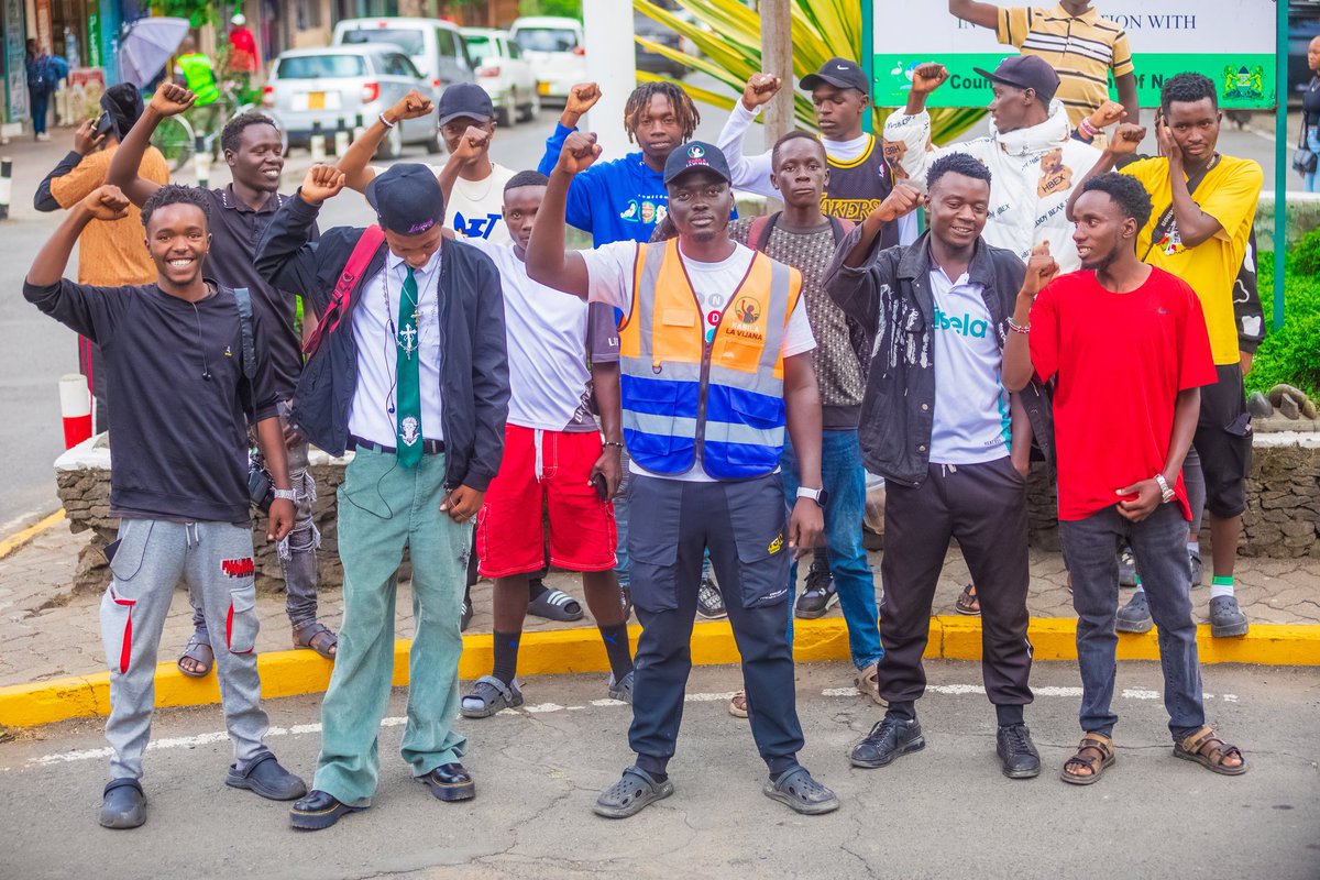Fred_Osiro's tweet photo. Today,I had an opportunity to casually meet and talk to the street photographers to share the vision that we have as Kabila la vijana in advancing democracy and emancipation of youth. We can no longer sustain our voices on radical democratic processes. 
#Lugari #Bana #jirongo https://t.co/4qtbX8IeMn