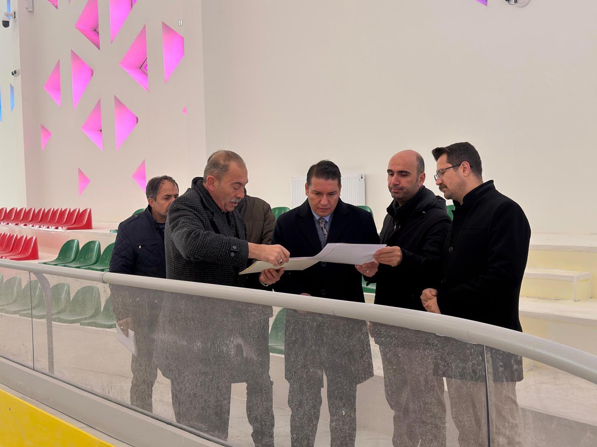 Siz hazır olun, biz geliyoruz! 

Van’lı sporcularımız ve değerli paydaşlarımız, Van Buz Pateni Salonumuzun açılış çalışmalarını büyük bir heyecanla sürdürüyoruz. 

Amacımız, her yaştan insana buz pateninin büyülü dünyasını güvenli ve modern bir tesisle buluşturmak.