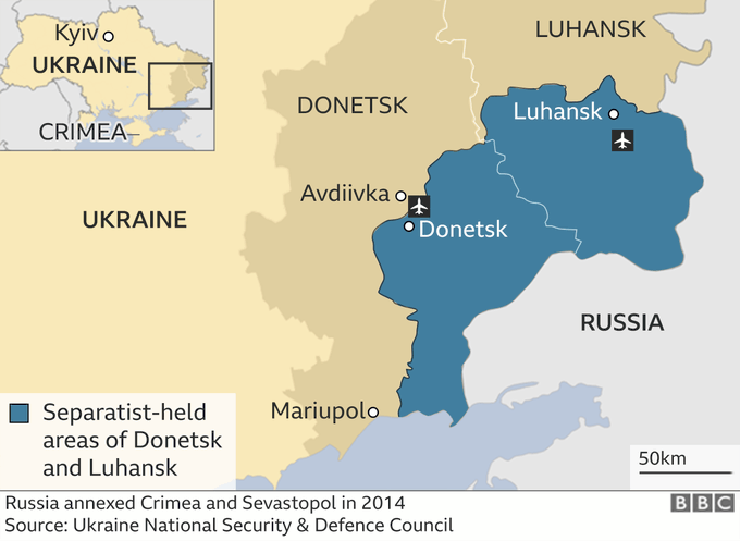 Francesco_3941's tweet photo. Donbas 2014: 23 semplici domande che smontano una narrazione falsa

Molti propagandisti filorussi sostengono che il Donbas sia “sempre stato russo” e che la maggioranza della popolazione desiderasse la riunificazione con la Russia.
Un’affermazione ripetuta come un dogma — e quasi mai verificata.
Secondo questa narrazione, tutto ciò che è accaduto in Ucraina dal 2014 sarebbe colpa dei “nazionalisti” o addirittura dei “nazisti” ucraini, manovrati dalla CIA e sostenuti da un’Europa descritta come guerrafondaia. In questo racconto, Vladimir Putin avrebbe semplicemente “salvato” i russofoni del Donbas da una presunta giunta nazista di Kyiv, nata da un colpo di Stato orchestrato dall’Occidente.

Se questa versione fosse fondata, dovrebbe reggere al confronto con una lunga serie di fatti concreti e documentati.
Ma sono proprio quei fatti a porre domande che questa narrazione non riesce a spiegare.

È da quei fatti — e dalle domande che ne derivano — che occorre partire.

Le domande che la propaganda non spiega

1) Perché prima del 2014 nel Donbas non esisteva alcun conflitto etnico o linguistico — e tantomeno armato — tra la popolazione locale?

2) Perché prima di febbraio 2014 non esisteva alcun movimento separatista filo-russo organizzato nel Donbas, né politico né militare, paragonabile a realtà come l’ETA in Spagna o l’IRA in Irlanda del Nord?

3) Perché nelle elezioni locali e regionali di Luhansk e Donetsk non erano presenti forze politiche separatiste, mentre la competizione avveniva interamente all’interno del quadro costituzionale ucraino?

4) Perché Viktor Yanukovyč e il Partito delle Regioni portarono avanti per anni una politica ufficiale di integrazione con l’Unione Europea, sostenuta anche dall’elettorato del Donbas?

5) Perché gli studi sociologici mostravano una popolazione del Donbas aperta all’integrazione europea, purché fossero mantenuti rapporti economici e culturali con la Russia?

6) Perché centinaia di giovani di Donetsk e Luhansk parteciparono alle proteste di Euromaidan?

7) Perché nel 2014 migliaia di persone a Donetsk sfilarono con bandiere ucraine a sostegno di Euromaidan, prima che tali manifestazioni venissero represse con la violenza?

8) Perché, come confermato anche da leader separatisti, le proteste anti-Maidan ricevettero finanziamenti esterni e inclusero persone trasportate in autobus dalla Russia?

9) Perché il 5 maggio 2014, dopo gli attacchi armati filorussi a Sloviansk e Kramatorsk e l’occupazione di edifici pubblici a Luhansk e Donetsk, le autorità locali di Luhansk celebrarono la Giornata della Vittoria sotto la bandiera ucraina?

10) Perché i cittadini di Luhansk parteciparono a quella celebrazione senza proteste o disordini?

11) Perché nessun leader eletto del Partito delle Regioni di Yanukovyč guidò le cosiddette “repubbliche popolari” separatiste?

12) Perché le nuove “autorità” della DPR e della LPR furono composte da persone sconosciute alla popolazione locale, spesso prive di qualsiasi mandato elettorale?

13) Perché figure chiave del separatismo erano cittadini russi o ex funzionari dei servizi di sicurezza russi?

14) Perché sindaci e funzionari eletti — inclusi quelli del Partito delle Regioni — furono emarginati, rimossi o costretti alla fuga?

15) Perché persino gli oligarchi del Donbas, come Rinat Akhmetov — inizialmente sostenitori di Yanukovyč — si schierarono con Kyiv all’arrivo dei cosiddetti “separatisti” russi?
 E perché lo stesso Akhmetov, in un appello televisivo ai cittadini del Donbas, affermò: «Chi conosce questi nuovi arrivati? Che cosa hanno fatto per il Donbas, se non portare caos e distruzione?», arrivando a indire uno sciopero generale nelle sue miniere e acciaierie contro i separatisti?

16) Perché a Mariupol gruppi di residenti locali si organizzarono spontaneamente per controllare strade e sicurezza e respingere i nuovi arrivati separatisti?

17) Perché i bombardamenti contro aree civili con sistemi Grad iniziarono solo dopo l’arrivo di colonne militari provenienti dalla Russia?

18) Perché esistono database indipendenti che documentano l’afflusso di migliaia di armi pesanti russe nel Donbas?

19) Perché esistono prove consolidate della presenza di migliaia di combattenti e unità militari russe nel Donbas nel periodo 2014–2015?

20) Perché i crimini più gravi contro i civili — come il bombardamento del mercato di Mariupol e l’abbattimento del volo MH17 — sono stati attribuiti con prove solide alle forze russe e filorusse?

21) Perché nel 2014 la maggioranza dei profughi del Donbas fuggì verso territori controllati dall’Ucraina, e non verso la Russia?

22) Perché, dopo il 2022, centinaia di migliaia di civili da Mariupol e dai territori occupati sono fuggiti in Ucraina o in Europa, e non in Russia?

23) Perché, secondo fonti russe, oggi a Mariupol solo circa il 30% della popolazione è costituito da residenti originari, mentre il resto è composto da nuovi arrivati dalla Russia?
 1/ ⤵️
