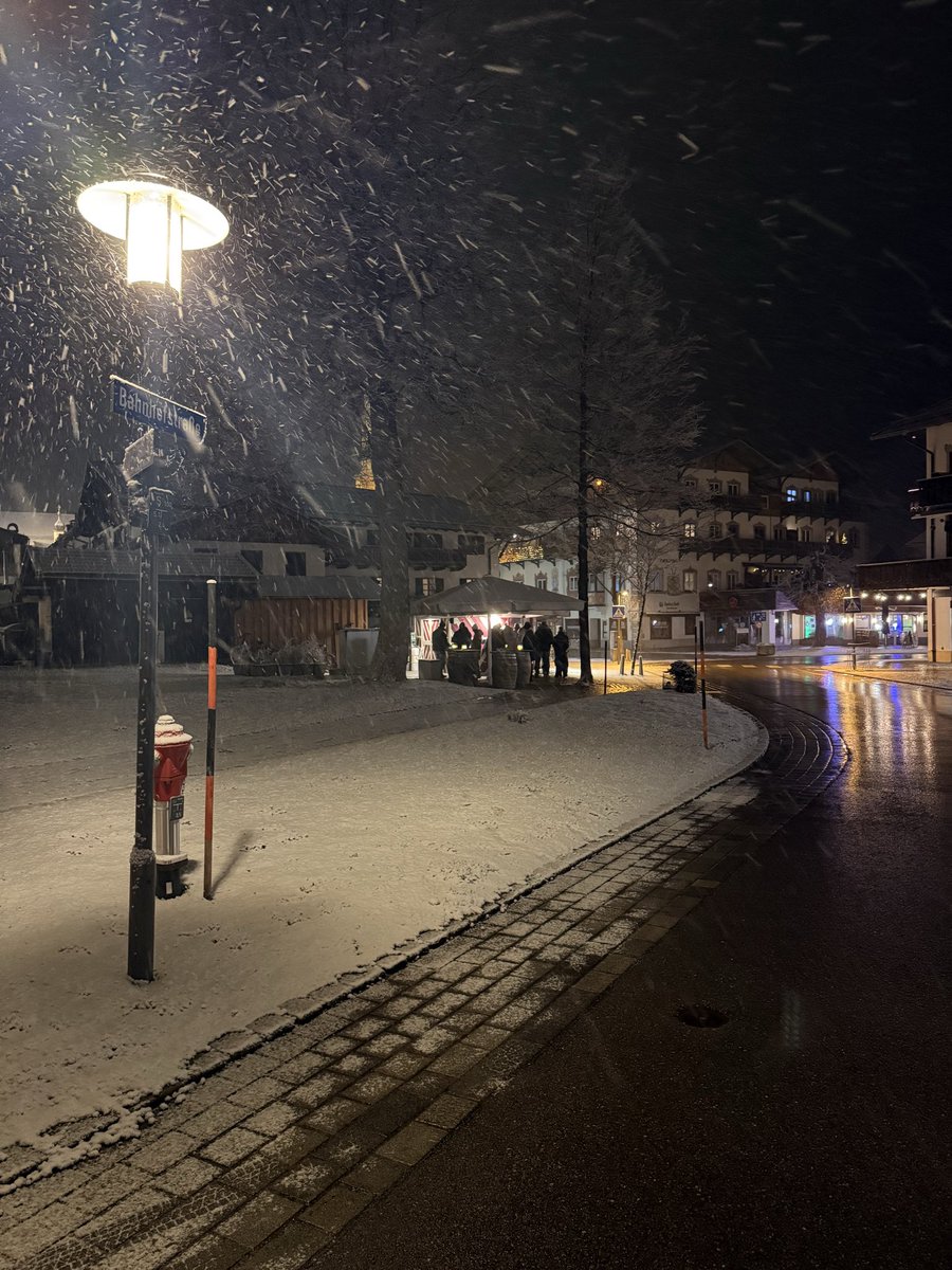 День в сауне на берегу озера, вечер в деревеньке на границе с Австрией. Завтра поеду искать снег, глядишь, и покататься получится.