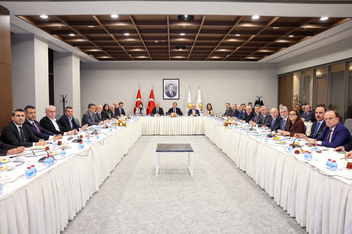 AK Parti Genel Başkan Yardımcımız, Yerel Yönetimler Başkanımız Sn. Mustafa Demir Bey’in başkanlığında; Belediye Başkanlarımız ile Yerel Yönetimler Başkan Yardımcılarımızla bir araya gelerek kapsamlı bir değerlendirme toplantısı gerçekleştirdik.

Şehirlerimize kazandırdığımız