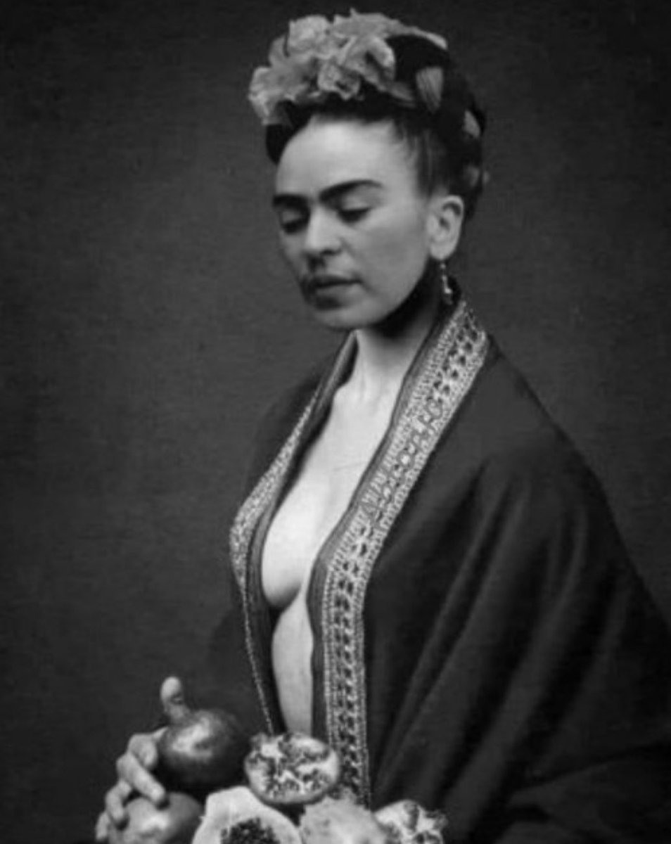 Frenkie_Woody's tweet image. Frida Kahlo disse a suo marito:
"Non ti chiedo di baciarmi o di scusarti quando penso tu abbia torto. Non ti chiedo nemmeno di abbracciarmi quando ne avrò più bisogno. Non ti chiederò di dirmi quanto sono bella, anche se è una bugia, o di scrivermi niente di bello. Non ti…