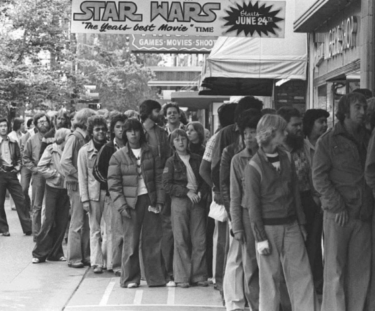Waiting in line for ‘’Star Wars’’ 1977.

More rare photos: bit.ly/44OpIzi