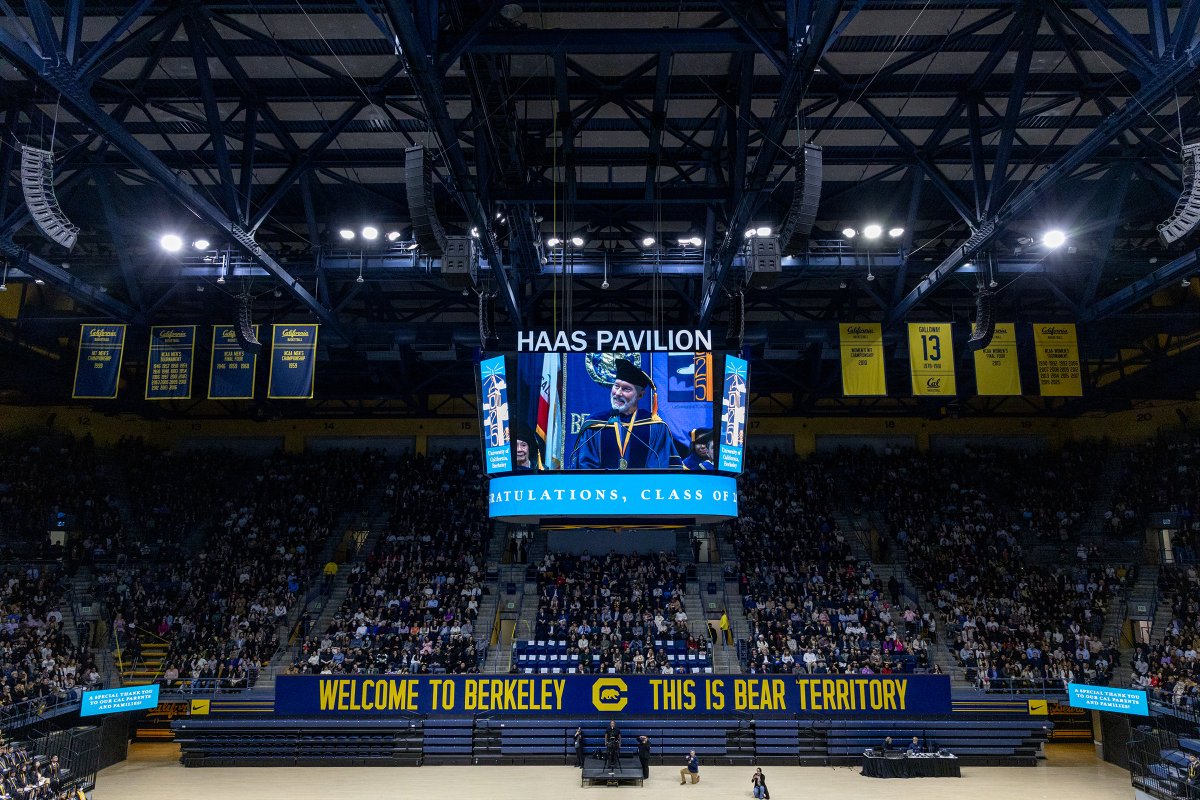 berkeleyinspire's tweet image. “The people who lead, who change, who make a difference in the world? They have one thing in common… They’re relentlessly curious and ask questions about everything.” – Aravind Srinivas '21

Congratulations to the newest group of Cal alums! Relive the #CalGrad festivities from…