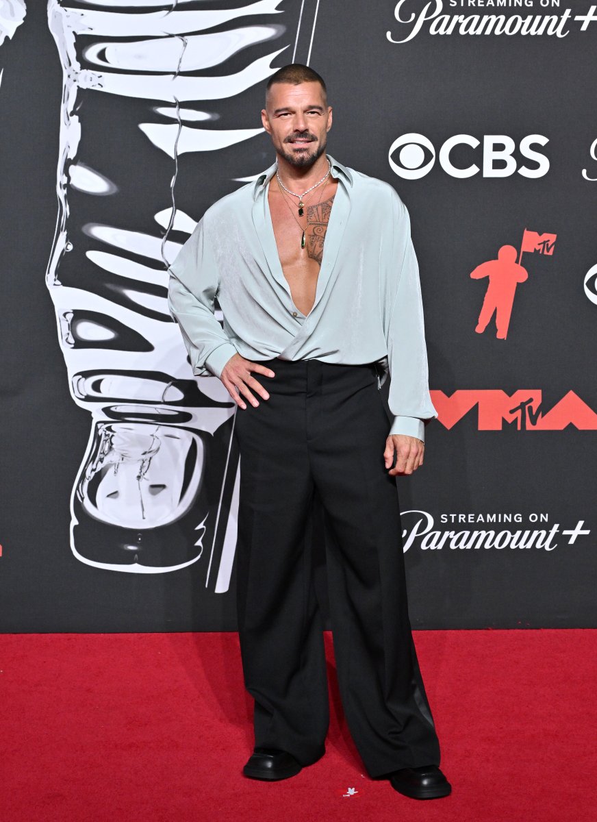 MTV's tweet image. Can confirm I'm livin' la vida loca today in honor of @ricky_martin's 54th trip around the sun ☀️

📍 2025 #VMAs