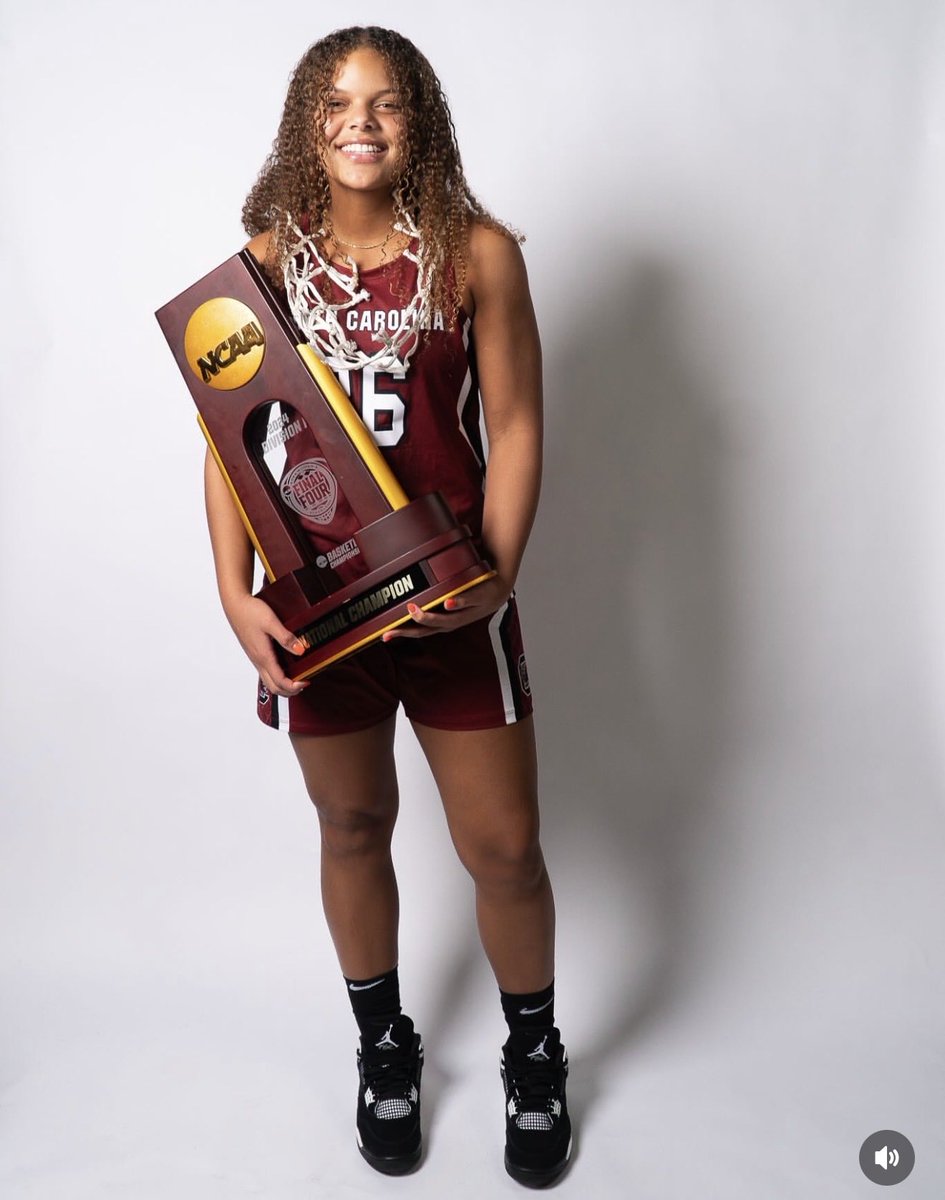 94FeetWBB's tweet image. Breaking News🚨

#3 2026 Recruit Jerzy Robinson has committed to South Carolina🐔

LSU🐯 was the other finalist but Jerzy has elected to take her talents to Columbia. Major pickup for Dawn Staley as this catapults them to a Top 2 recruiting class.