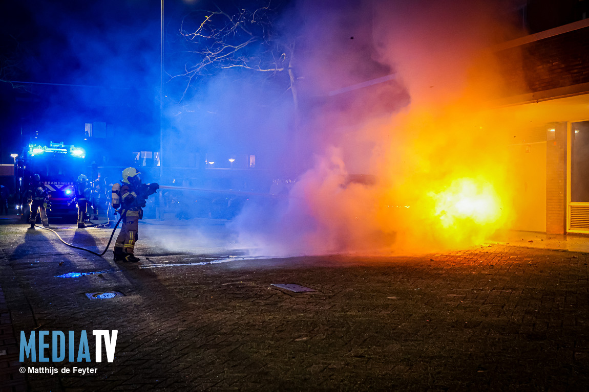 Autobrand onder flat in Rotterdam-Ommoord