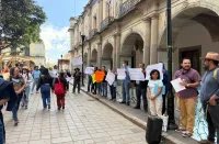 Al Gdor. <a href="/salomonj/">Salomón Jara Cruz</a> se le hizo bolas el engrudo.
La gobernabilidad en Oaxaca se le cae a pedazos, y conste que no es por la “herencia maldita del pasado”. 
El día de ayer el escenario fue caótico:
protestas simultáneas, bloqueos, marchas, falta de  pagos de aguinaldos