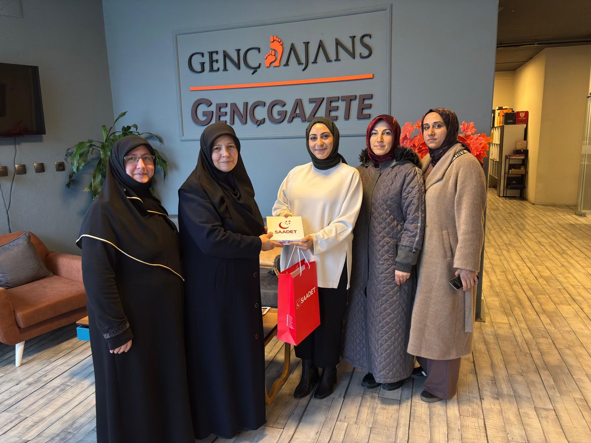 Saadet Partisi İnegöl İlçe Kadın Kolları Başkanı Havva ŞEN ve Yönetim Kurulu Üyeleri ilçemizin güzide yayın kuruluşlarından Genç Gazete'yi ziyaret etti. 
Nazik kabullerinden dolayı Ayfer ÖZNUR nezdinde tüm çalışanlara teşekkür eder çalışmalarında kolaylıklar dileriz.