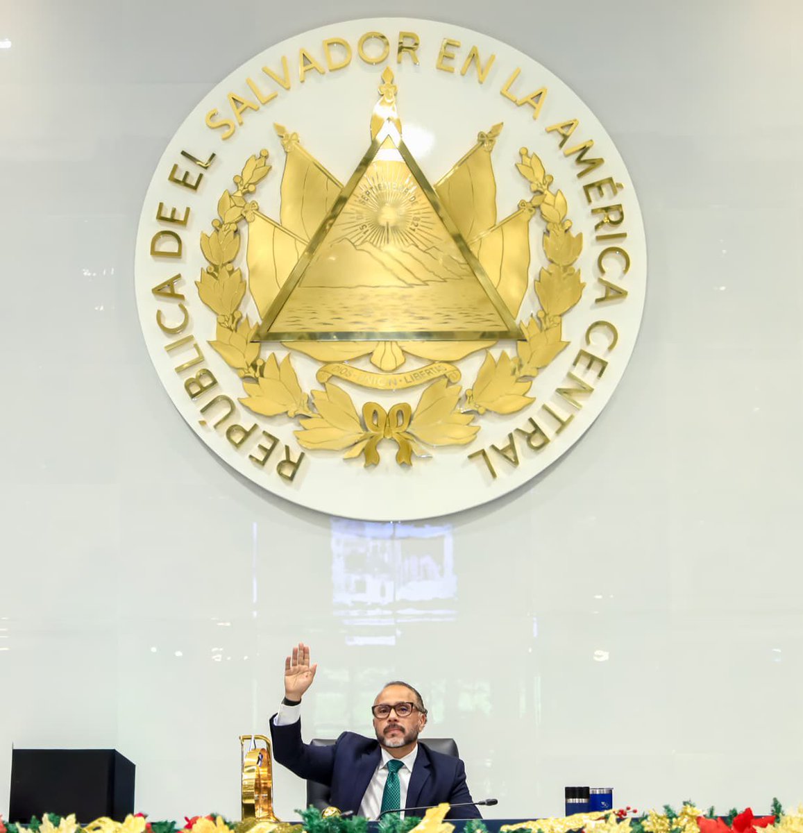 Hemos aprobado una nueva prórroga del régimen de excepción. 

Cada voto a favor es una familia que no deberá sufrir el dolor de perder a un ser querido, es un padre que no vive el temor de perder a su hijo a manos de la violencia. 

Siempre daremos nuestros votos para un El