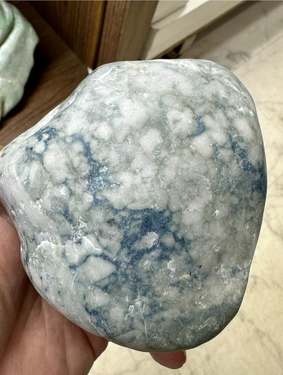 今日のヒスイは、 青い脈が特徴的な、 「横川の青翡翠🟦激レア